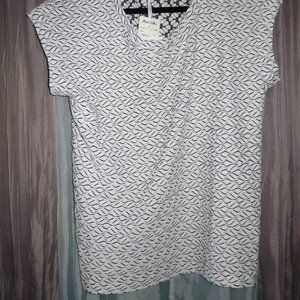 Knit short-sleeve black and white patterned blouse